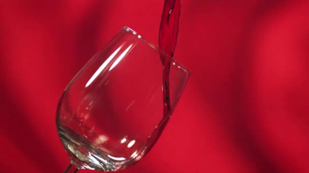 水のガラスに落ちる赤ワインの美しい景色 — ストック動画