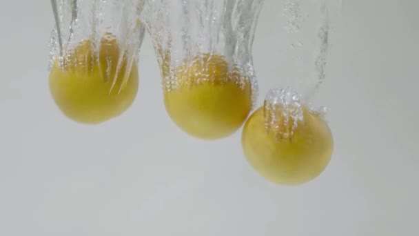 Три Лимона Падают Воду Замедленным Движением — стоковое видео