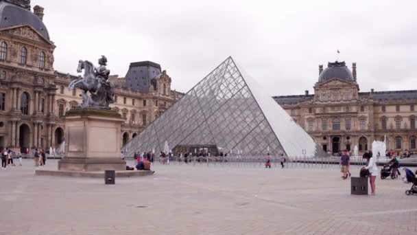 Πυραμίδα Του Λούβρου Στο Παρίσι Γαλλία — Αρχείο Βίντεο