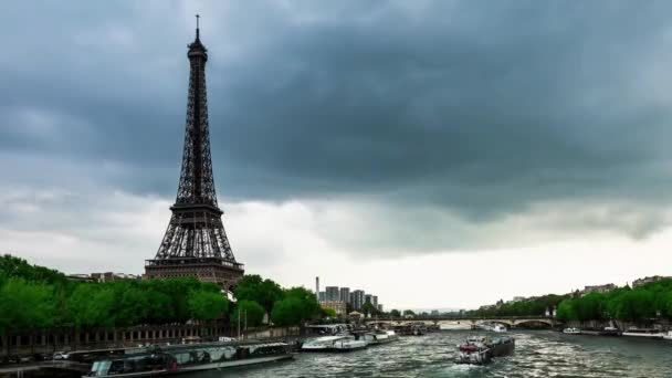 梅雨時のエッフェル塔のタイムラプス映像 — ストック動画