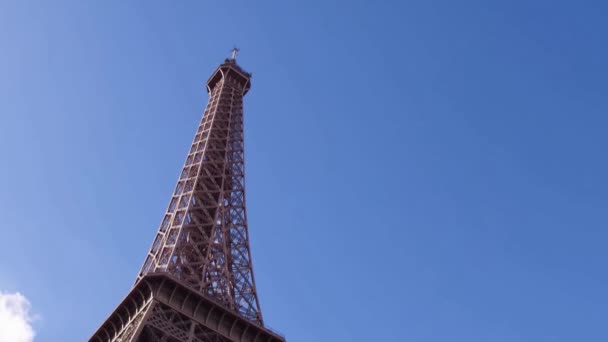 Eiffel Tower Close Sunny Day Blue Sky Clouds — Vídeo de Stock