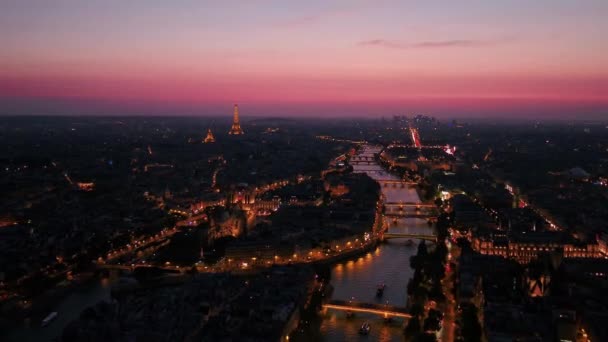 夜のパリの街全体の素晴らしいカラフルな景色 — ストック動画