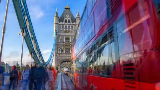 ロンドンのタワー橋を歩いている人や交通量が急速に増えている時間の経過 — ストック動画
