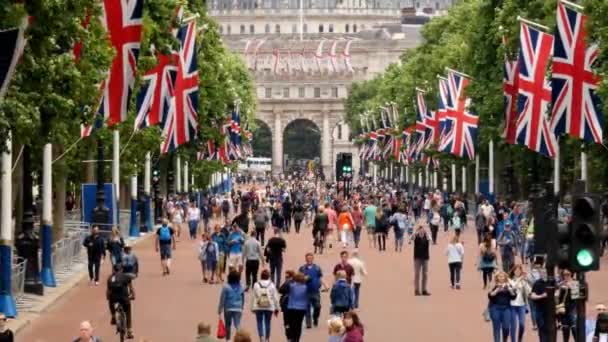 Footage Buckingham Palace People Walking — 图库视频影像