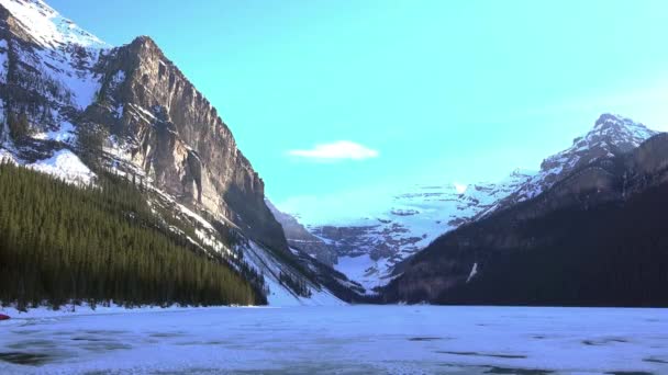 カナダ ルイ山の美しい湖の冬の季節の景色 — ストック動画