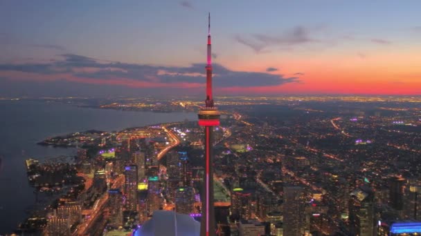 カナダの夜にトロントのCnタワーのドローン映像 — ストック動画