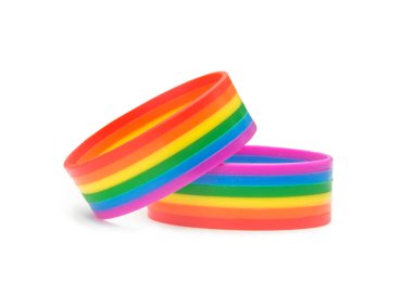 İki renkli gökkuşağı bilekliği, lgbtq + insan sembolü kırpma yolu ile beyaz arkaplanda izole edilmiştir. lgbtq + bileklik kavramı tüm dünyada Haziran ayının Onur Ayı 'nda lgbtq + topluluğunun kutlama etkinliğini desteklemek ve katılmak için giyilir. 