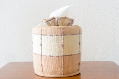 Kağıt mendilli kumaş mendil kutusu otel odasındaki duvara karşı konukların kullanması için hazırlanmış..