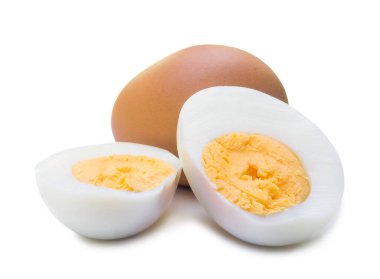 Haşlanmış tavuk yumurtalarının yarısının kabuğu soyulmuş beyaz arka planda kırpma yolu ile izole edilir. Seçici odak fotoğrafı