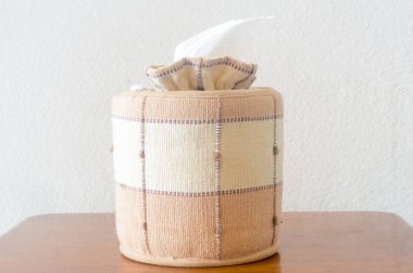 Kağıt mendilli kumaş mendil kutusu otel odasındaki duvara karşı konukların kullanması için hazırlanmış..