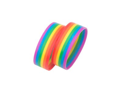 İki renkli gökkuşağı bilekliği, lgbtq + insan sembolü kırpma yolu ile beyaz arkaplanda izole edilmiştir. lgbtq + bileklik kavramı, Haziran ayının Onur Ayı 'ndaki lgbtq + topluluğunun dünya dışı etkinliğini desteklemek ve katılmak için takılıyor 