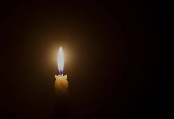 Single Burning Candle Flame Light Glowing Spiral White Candle Black — Stock Photo, Image