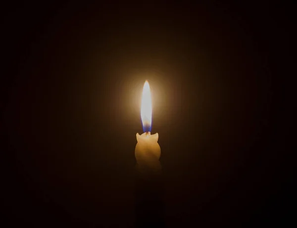 Ένα Μόνο Αναμμένο Κερί Φλόγα Φως Λάμπει Μια Σπείρα Λευκό — Φωτογραφία Αρχείου