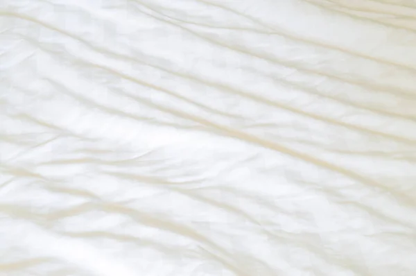 将客人使用后带有花纹的白色皱褶床上用品单放在有复印空间的宾馆房间里 不整齐的毛毯背景纹理 — 图库照片