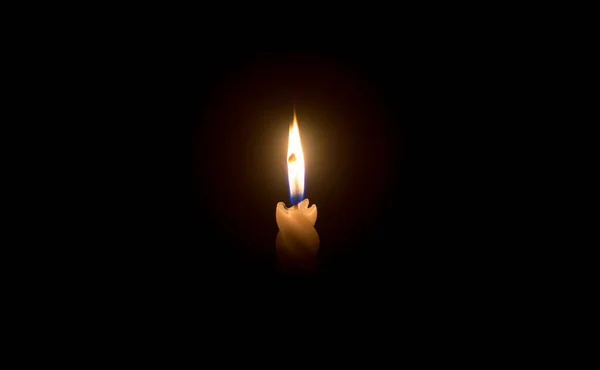 葬礼或追悼会上 在教堂桌子上黑色或深色背景的螺旋形白色蜡烛上 燃烧着一盏灯或一盏灯 — 图库照片