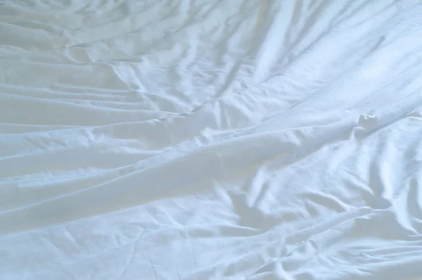 Λευκό Τσαλακωμένο Σεντόνι Τραβήχτηκε Στο Δωμάτιο Του Ξενοδοχείου Χώρο Αντίγραφο — Φωτογραφία Αρχείου