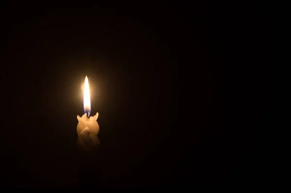 Yanan Tek Bir Mum Işık Kilisede Noel Cenaze Anma Töreni — Stok fotoğraf