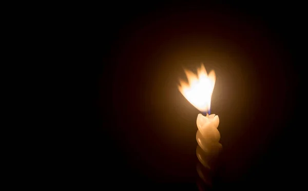 Yanan Tek Bir Mum Alevinin Işığın Bulanık Fotoğrafı Kilisede Noel — Stok fotoğraf