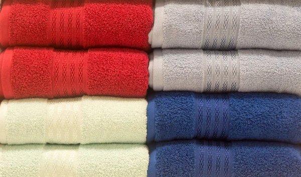 Bellissimi Asciugamani Bagno Colorati Sono Ripiegati Ordinatamente Sugli Scaffali Nei — Foto Stock