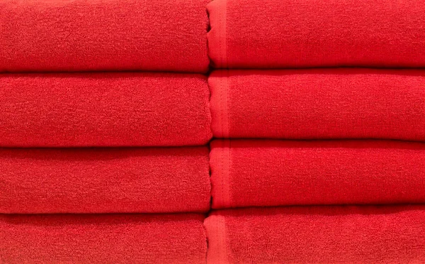 Mooie Rode Badhanddoeken Zijn Netjes Gevouwen Planken Warenhuis Gebruikt Als — Stockfoto