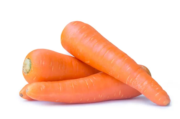 三个新鲜的橙色胡萝卜在白色的背景上被分离出来 并有切碎的路径 全神贯注地关闭健康蔬菜根系 — 图库照片