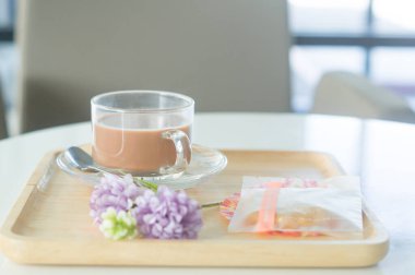 Ofisteki ya da araba galerisindeki müşterilere ahşap tepside yoğun sütlü çay ya da kurabiye ve çiçek desenli kahve ikram edilir..