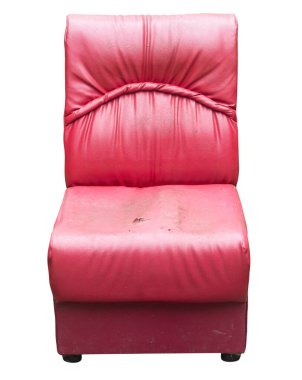 Kırmızılı eski hasarlı kanepe beyaz arka planda kırpma yolu ile izole edilmiştir. Kanepe yırtılmış ve atılmış.. 