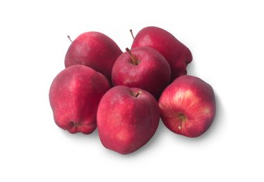 Taze kırmızı elma meyveleri yığın halinde, yığın ya da yığın beyaz arka planda kırpma yolu ile izole edilir.