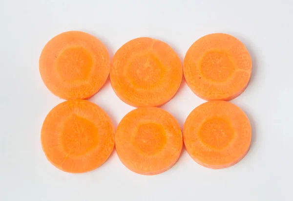 Φρέσκα Καρότα Φέτες Πορτοκάλι Στη Στοίβα Απομονώνονται Λευκό Φόντο — Φωτογραφία Αρχείου
