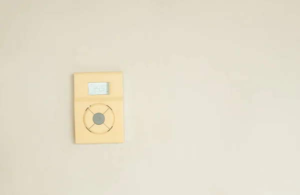 Controlador Digital Condicionador Instalado Parede Sala Hotel Fundo Branco Cinzento — Fotografia de Stock