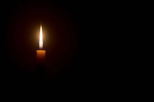 Eine Einzelne Brennende Kerzenflamme Oder Ein Licht Leuchtet Auf Einer — Stockfoto