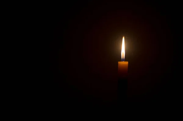 Ένα Μόνο Αναμμένο Κερί Φλόγα Φως Λάμπει Ένα Ενιαίο Μικρό — Φωτογραφία Αρχείου