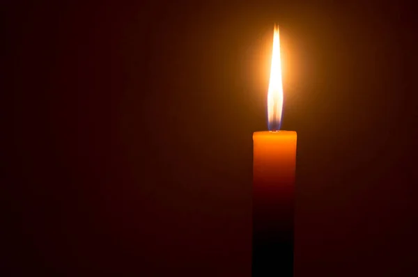 크리스마스 장례식 추도식을 테이블에 어두운 빨강이나 배경에 고립된 노란색 촛불에 — 스톡 사진