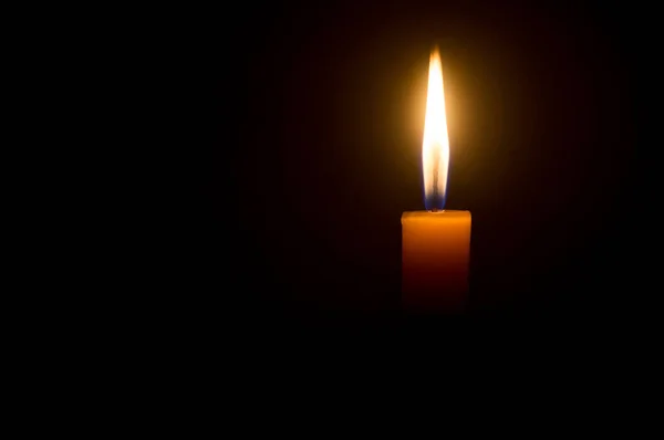Yanan Bir Mum Işık Kilisedeki Siyah Koyu Arkaplanda Izole Edilmiş — Stok fotoğraf