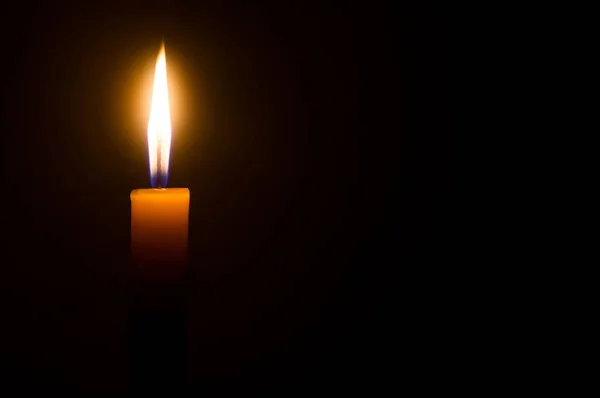 Ένα Μόνο Αναμμένο Κερί Φλόγα Φως Λάμπει Ένα Κίτρινο Κερί — Φωτογραφία Αρχείου