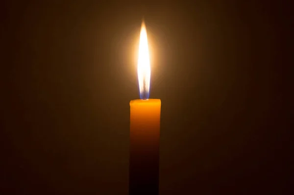 Single Burning Candle Flame Light Glowing Yellow Candle Isolated Dark — Stock Photo, Image