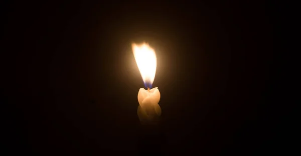 Eine Einzelne Brennende Kerzenflamme Oder Ein Licht Glüht Auf Einer — Stockfoto