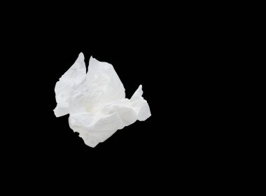 Tek vida veya buruşmuş kağıt veya top şeklindeki peçete siyah veya koyu arkaplanda kırpma yolu ile izole edilir.