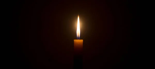 葬礼或追悼会上 在教堂桌子上的黑色或黑色背景的白色蜡烛上 燃着一盏灯或一盏灯 — 图库照片