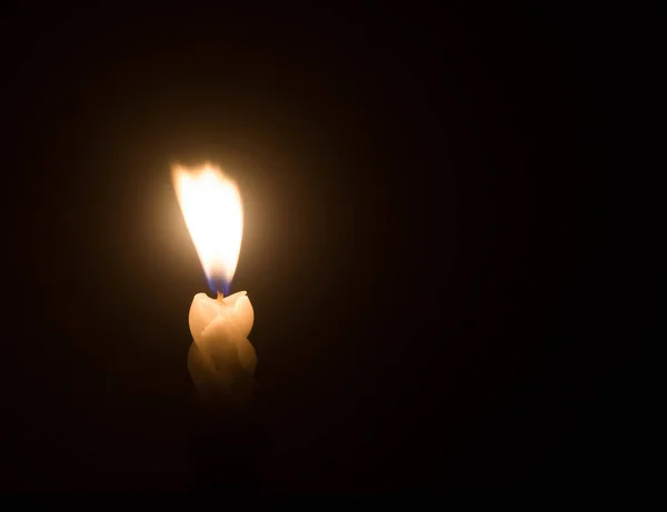 Eine Einzelne Brennende Kerzenflamme Oder Ein Licht Glüht Auf Einer — Stockfoto
