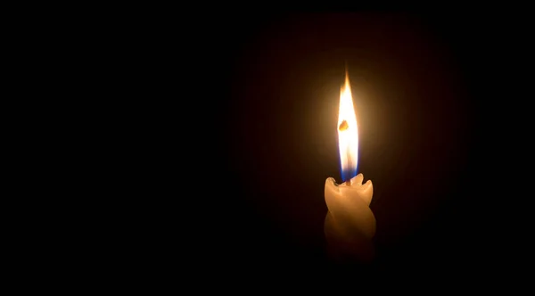 Eine Einzelne Brennende Kerzenflamme Oder Ein Licht Leuchtet Auf Einer — Stockfoto