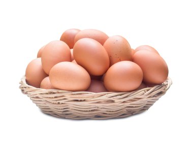 Örülmüş bambu sepetindeki taze tavuk yumurtaları kırpma yolu ile beyaz arka planda izole edilir. Tam odaklanma ile kapat