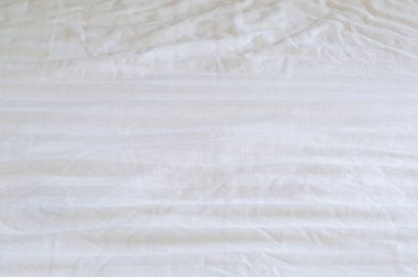 Otel odasında fotokopi odasıyla birlikte misafir kullanıldıktan sonra beyaz kırışık çarşaf ve şablon kullanılmış. Düzensiz battaniye arkaplan dokusu