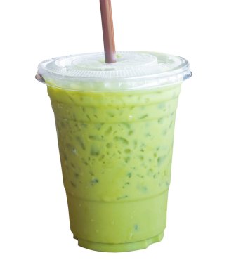 Buzlu kibrit latte ya da Tayland yoğunlaştırılmış sütlü yeşil çay şeffaf plastik bardakta siyah samanla beyaz arka planda kırpma yolu ile izole edilir..