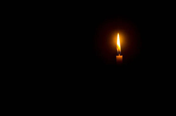 Ένα Μόνο Αναμμένο Κερί Φλόγα Φως Λάμπει Ένα Πορτοκαλί Κερί — Φωτογραφία Αρχείου