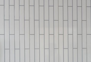 Dekoratif sanat eserlerinde veya şablonda arka plan veya doku için dikey desenli küçük beyaz fayanslı duvar kullanılır..