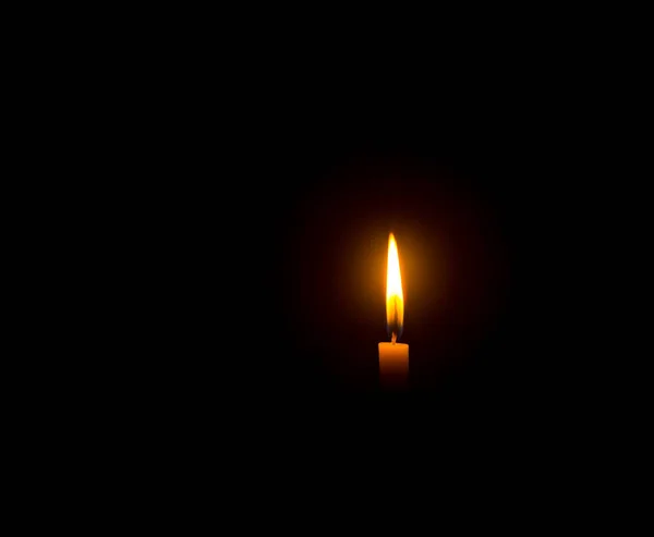 葬礼或追悼会上 在教堂桌子上黑色或深色背景的橙色蜡烛上 点燃着一盏灯或一盏灯 并留有复制的空间 — 图库照片