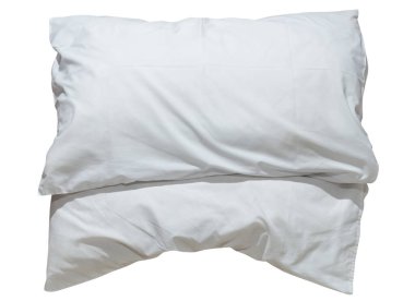 Otelde ya da otel odasında konukların kullanımından sonra iki beyaz yastık, kırpma yolu olan beyaz arka planda izole edilir. Günlük hayatta konforlu ve mutlu uyku kavramı