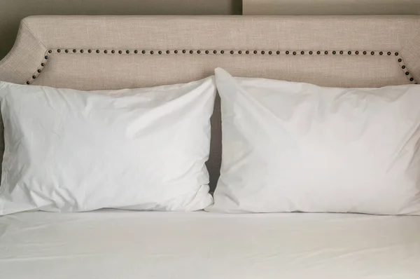 Δύο Λευκά Μαξιλάρια Πολυτελές Κρεβάτι Ετοιμάζονται Για Τους Επισκέπτες Πολυτελές — Φωτογραφία Αρχείου