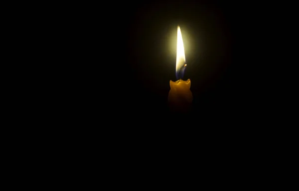 Оранжевой Свече Черном Темном Фоне Столе Церкви Рождество Похороны Панихиду — стоковое фото